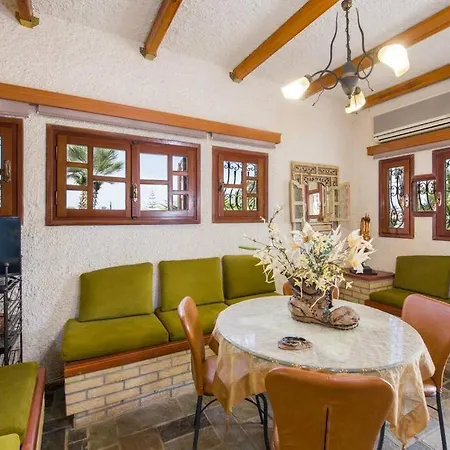 Holiday home Renas Secret Garden House