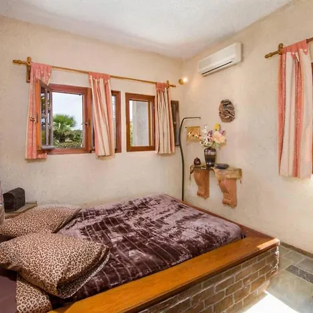 Holiday home Renas Secret Garden House