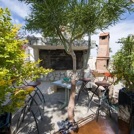Holiday home Renas Secret Garden House