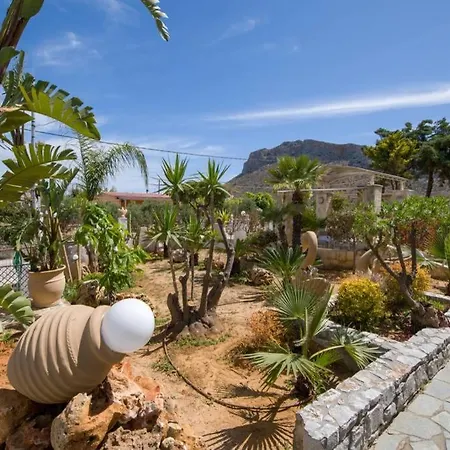 Holiday home Renas Secret Garden House